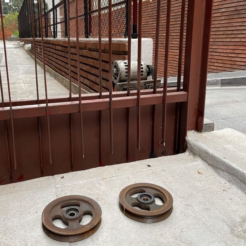 Cambio de rodamientos en ruedas de portón corredizo. Sustitución de los rulemanes de las ruedas superiores para mejorar el desplazamiento del portón. Trabajo realizado por HERREELEC.
